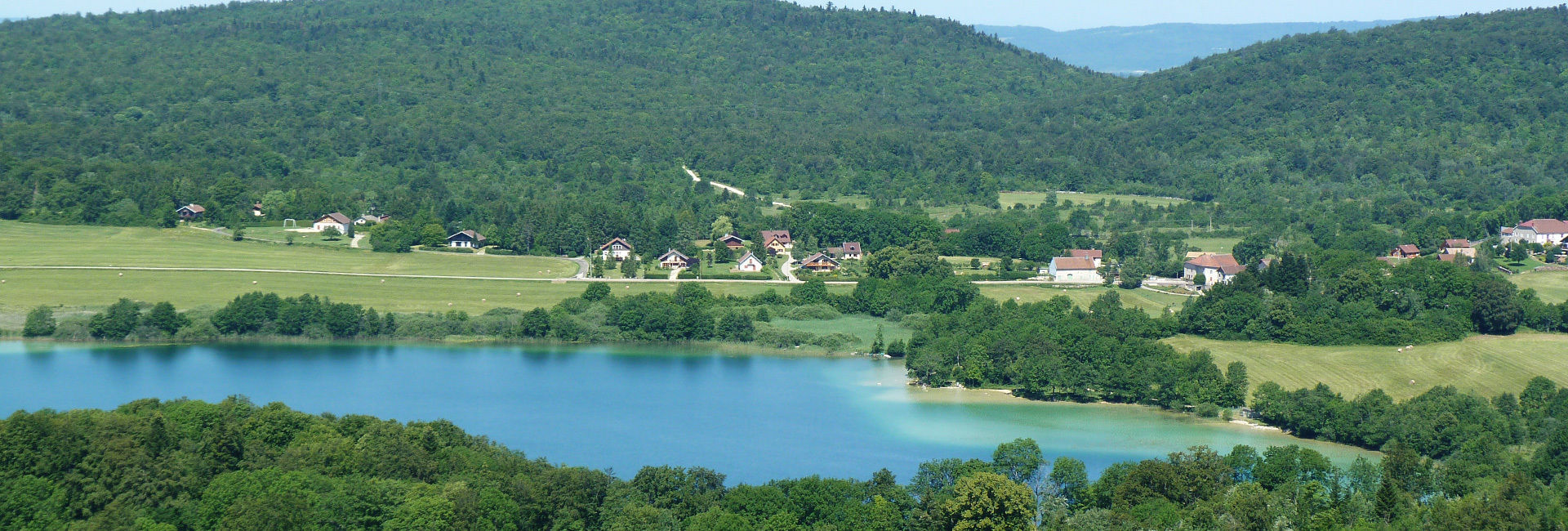 les gites devant le lac d'Ilay